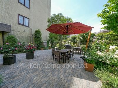  Courtyard/Greenery