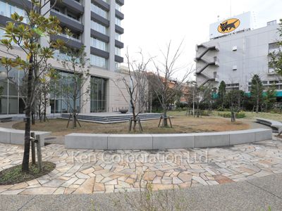  Courtyard/Greenery