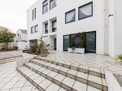  Courtyard/Greenery