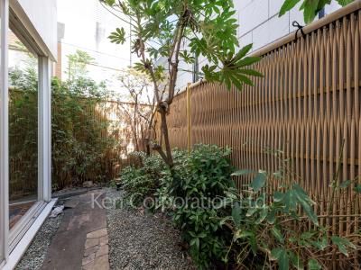  Courtyard/Greenery