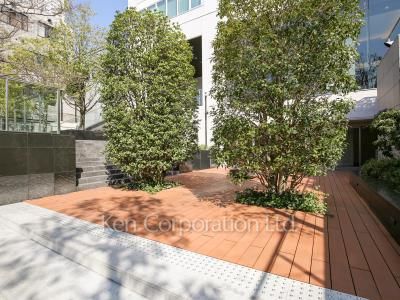  Courtyard/Greenery