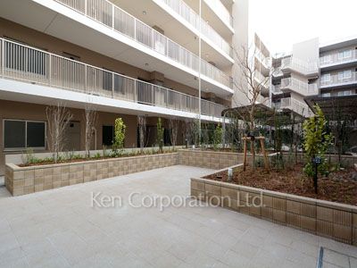  Courtyard/Greenery