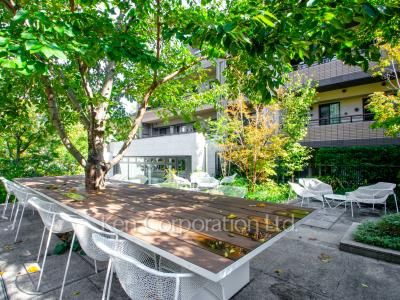  Courtyard/Greenery