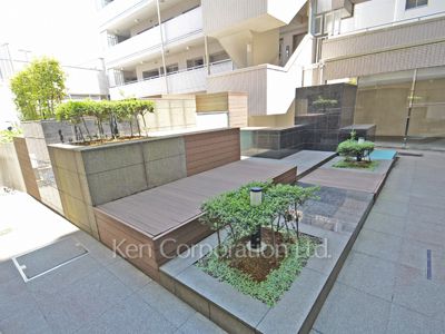 Courtyard/Greenery