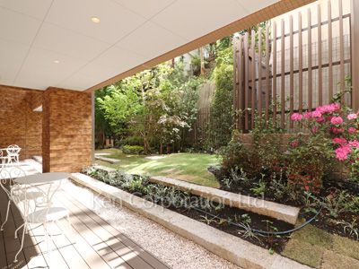 Courtyard/Greenery