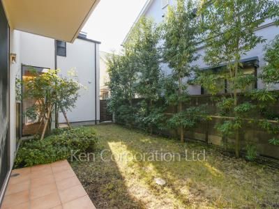  Courtyard/Greenery