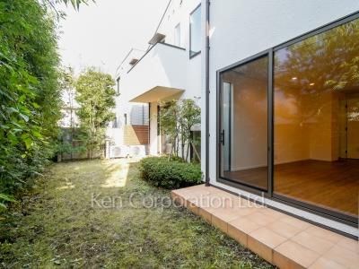  Courtyard/Greenery