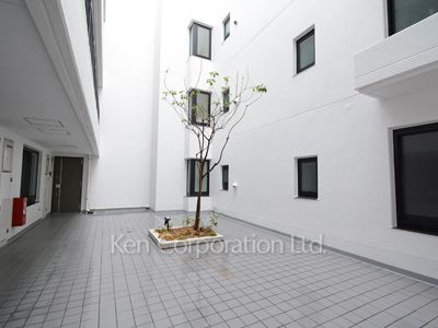  Courtyard/Greenery