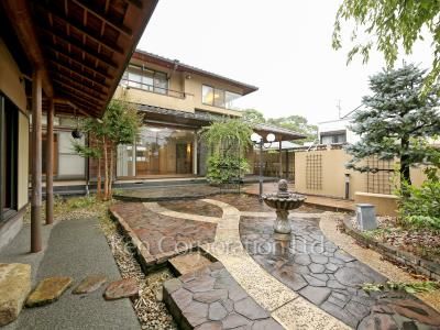  Courtyard/Greenery