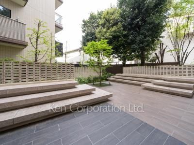  Courtyard/Greenery