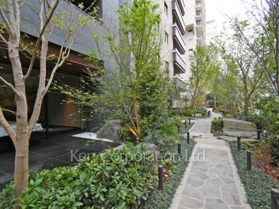  Courtyard/Greenery
