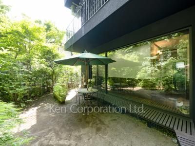  Courtyard/Greenery