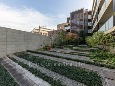  Courtyard/Greenery