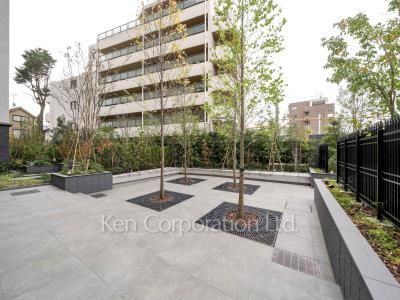  Courtyard/Greenery