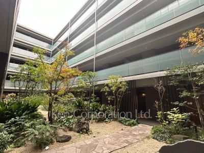  Courtyard/Greenery
