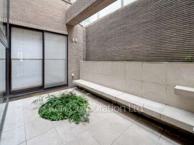  Courtyard/Greenery
