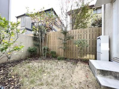  Courtyard/Greenery