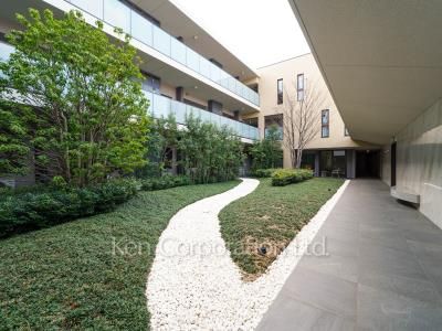  Courtyard/Greenery