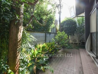  Courtyard/Greenery