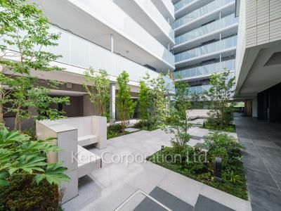  Courtyard/Greenery