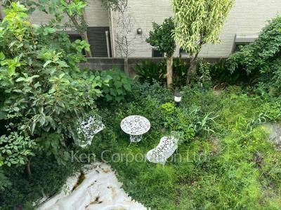  Courtyard/Greenery