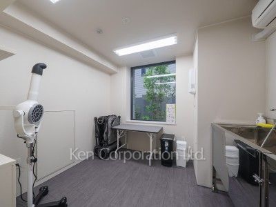 Grooming room