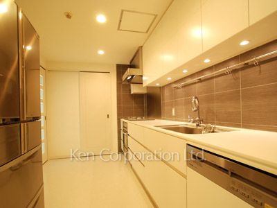 Kitchen ※Photo of the same layout on 3 floor. Decoration and fixture may differ.