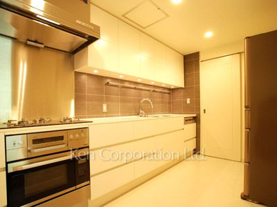 Kitchen ※Photo of the same layout on 3 floor. Decoration and fixture may differ.