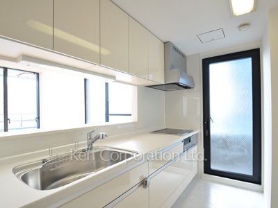 Kitchen ※Photo of the same layout on 6 floor. Decoration and fixture may differ.