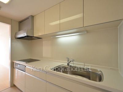 Kitchen ※Photo of the same layout on 8 floor. Decoration and fixture may differ.