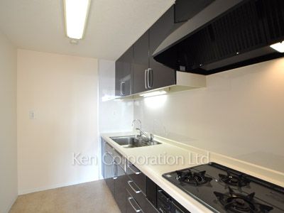 Kitchen ※Photo of the same layout on 10 floor. Decoration and fixture may differ.