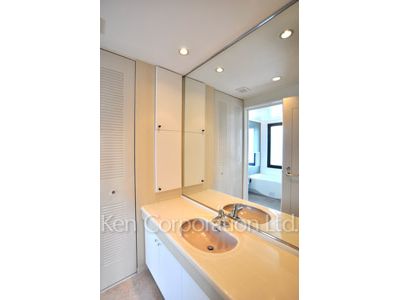 Powder Room ※Photo of the same layout on 10 floor. Decoration and fixture may differ.