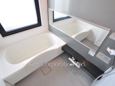 Bath ※Photo of the same layout on 10 floor. Decoration and fixture may differ.