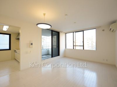 Living-Dining ※Photo of the same layout on 9 floor. Decoration and fixture may differ.