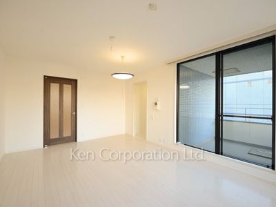 Living-Dining ※Photo of the same layout on 9 floor. Decoration and fixture may differ.