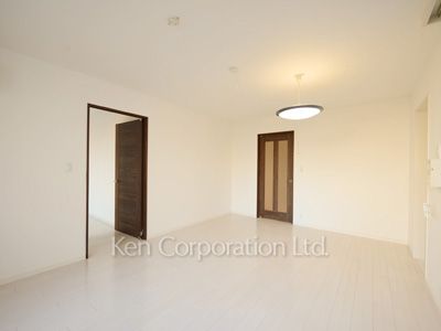 Living-Dining ※Photo of the same layout on 9 floor. Decoration and fixture may differ.