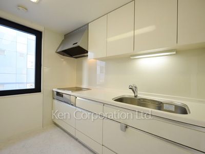 Kitchen ※Photo of the same layout on 9 floor. Decoration and fixture may differ.