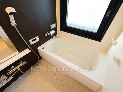 Bath ※Photo of the same layout on 9 floor. Decoration and fixture may differ.