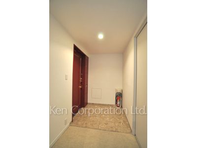 Entrance ※Photo of the same layout on 11 floor. Decoration and fixture may differ.