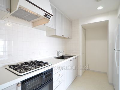 Kitchen ※Photo of the same layout on 11 floor. Decoration and fixture may differ.