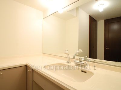 Powder Room ※Photo of the same layout on 4 floor. Decoration and fixture may differ.