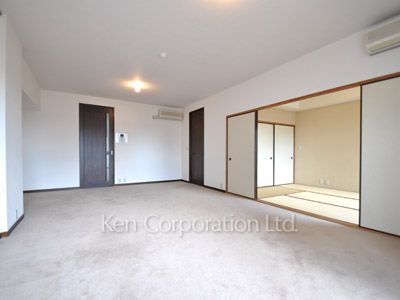Living-Dining ※Photo of the same layout on 16 floor. Decoration and fixture may differ.