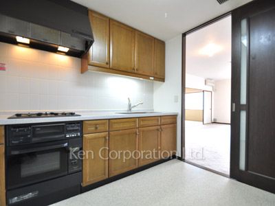 Kitchen ※Photo of the same layout on 16 floor. Decoration and fixture may differ.