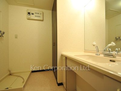Powder Room ※Photo of the same layout on 16 floor. Decoration and fixture may differ.