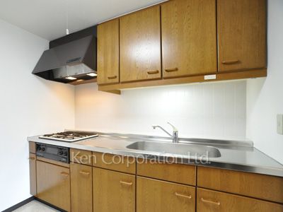 Kitchen ※Photo of the same layout on 8 floor. Decoration and fixture may differ.