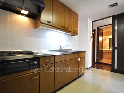 Kitchen ※Photo of the same layout on 5 floor. Decoration and fixture may differ.