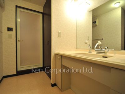 Powder Room ※Photo of the same layout on 14 floor. Decoration and fixture may differ.