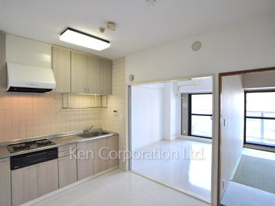 Living-Dining ※Photo of the same layout on 9 floor. Decoration and fixture may differ.