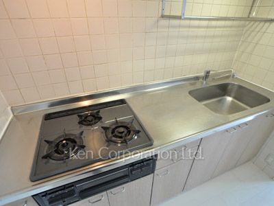 Kitchen ※Photo of the same layout on 9 floor. Decoration and fixture may differ.