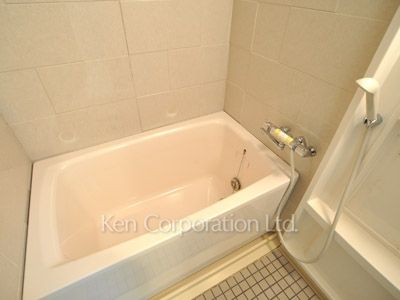 Bath ※Photo of the same layout on 9 floor. Decoration and fixture may differ.